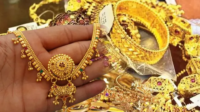 Today Gold Rates : మరికాస్త తగ్గిన బంగారం ధర.. వెండి ధర పరుగు!