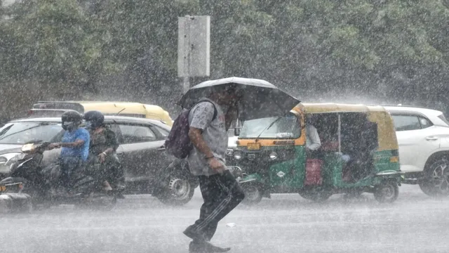 Heavy rain in hyderabad : హైదరాబాద్‌కు రెడ్ అలర్ట్..బయటకు రావోద్దని హెచ్చరిక