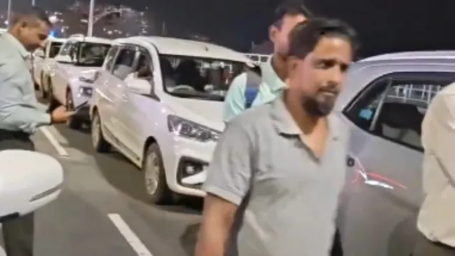 Bangalore: బెంగళూరులో ట్రాఫిక్‌ జామ్‌..వాహనాలు వదిలేసి నడుచుకుంటూ!