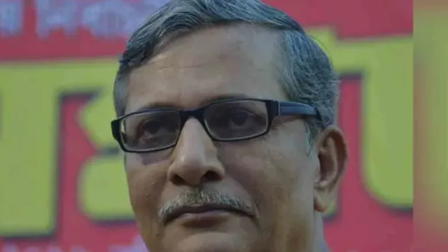 CPIM: మహిళా జర్నలిస్టు ఒడిలో కూర్చున్న మాజీ ఎమ్మెల్యే!