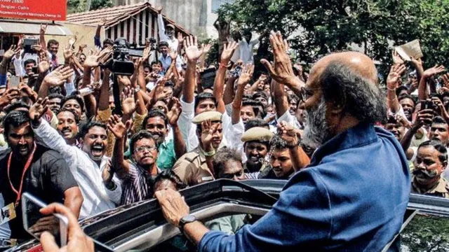 దీపావళి రోజు ఫ్యాన్స్ కు సర్ప్రైజ్ ఇచ్చిన రజినీకాంత్.. సడెన్ గా ఫ్యాన్స్ మధ్యలోకి