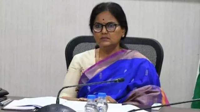 IAS Officers : తెలంగాణలో 13 మంది ఐఏఎస్‌ల బదిలీ..