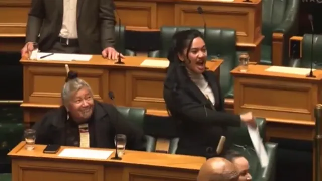 న్యూజిలాండ్ పార్లమెంట్‌లో హాకా డాన్స్ చేసిన యంగ్ ఎంపీ..కొత్తగా అపోజ్