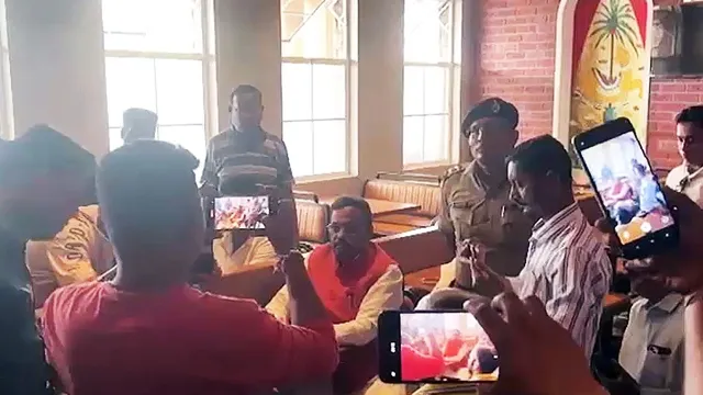 మహారాష్ట్ర ఎన్నికలు.. డబ్బులు పంచుతూ దొరికిపోయిన బీజేపీ నేత