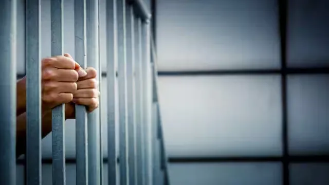 ఆ దేశంలో అధికారుల కంటే ఖైదీల సంపాదనే ఎక్కువ