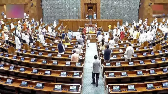 పార్లమెంటులో అదానీ అంశంపై రచ్చ రచ్చ..
