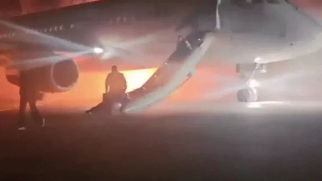Russian Plane: విమానం ల్యాండ్‌ అవుతుండగా ఇంజిన్‌లో మంటలు.. చివరికీ