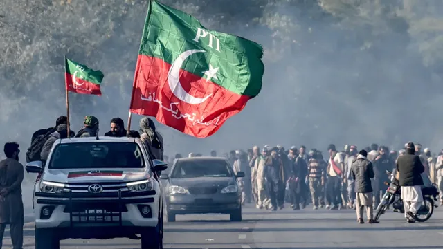 Pakistan: ఇస్లామాబాద్‌లో రణరంగం...ఇమ్రాన్‌ ను రిలీజ్ చేయాలంటూ గొడవ