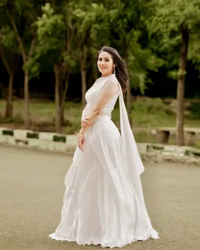 అలనాటి స్టార్ నటి అందాల ఆరబోత..!