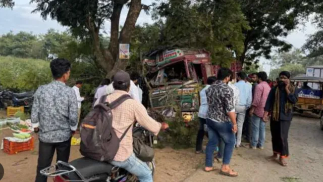 Chevella Accident: కూరలమ్మే వాళ్ళపై దూసుకెళ్ళిన లారీ..నలుగురు మృతి