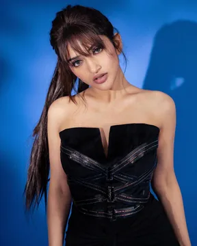 బ్లాక్ డ్రెస్ లో 'కిస్సిక్' బ్యూటీ అందాల రచ్చ