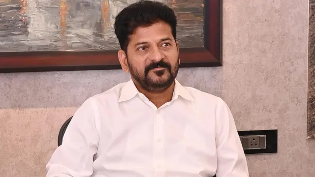 Revanth Reddy: కుటుంబ సమేతంగా ఢిల్లీకి బయలుదేరిన సీఎం రేవంత్..