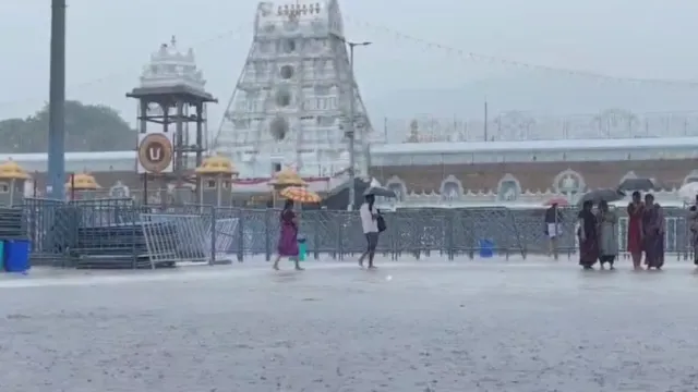 Tirumala: తిరుమలలో భారీ వర్షం...విద్యాసంస్థలకు సెలవు!