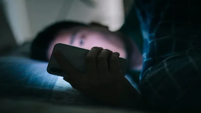 Smartphone Usage: ఆరోగ్యానికే కాదు అందానికి స్మార్ట్​ఫోన్ దెబ్బె