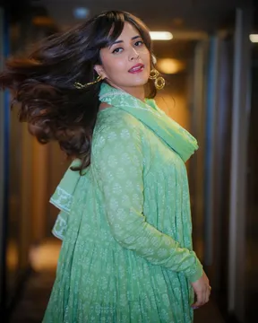 లుక్ మార్చిన అనసూయ.. ఫొటోలు వైరల్