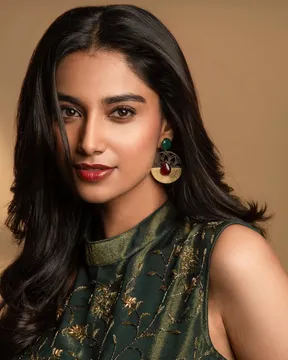 మత్తు కళ్ళతో మీనాక్షి.. అబ్బో! అందాల అరాచకం