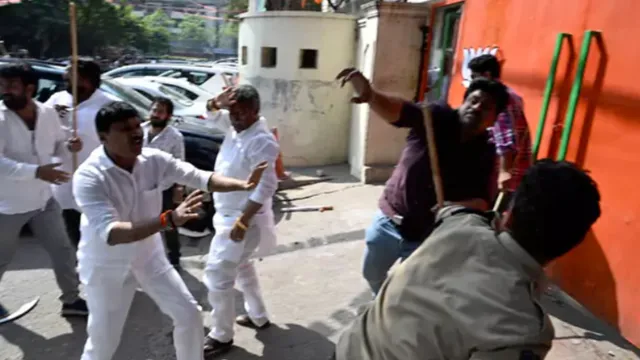 Breaking: బీజేపీ ఆఫీస్ వద్ద ఉద్రిక్త వాతావరణం...కర్రలతో కొట్టుకున్న నాయకులు!