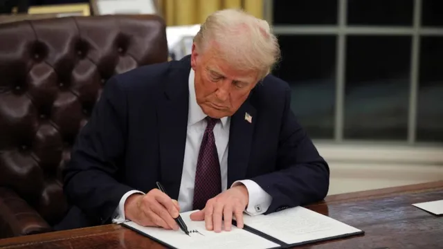America Trump: ప్రభుత్వ ఉద్యోగాల్లో కోతకు ట్రంప్‌ తొలి అడుగు!