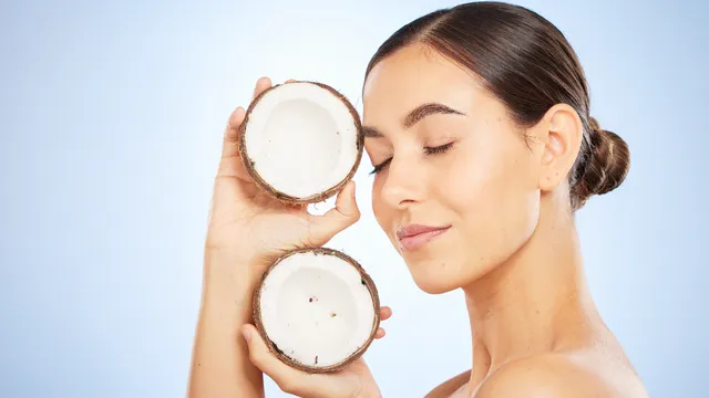 Coconut Oil: కొబ్బరి నూనెతో చర్మంపై సారలను ఇలా తొలగించుకోండి