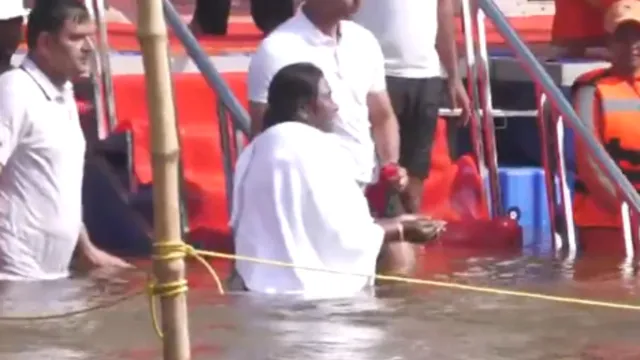 Maha Kumbh Mela: కుంభమేళాకు రాష్ట్రపతి ... పుణ్యస్నానమచారించిన ముర్ము!