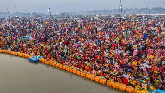 Maha Kumbh mela: మహా కుంభమేళాకు భారీగా తరలి వచ్చిన భక్తులు...కాశీలోనే ఆంక్షలు విధించిన అధికారులు!