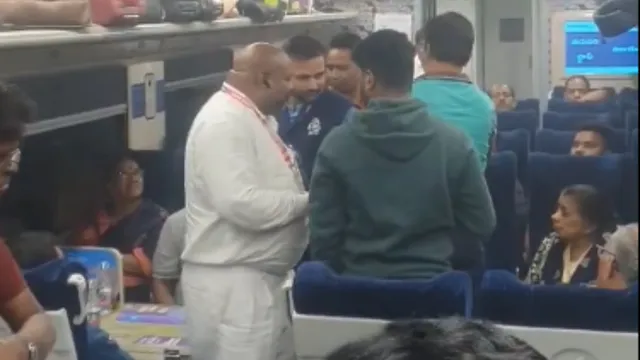Vande Bharat Train లో సిగరేట్ అంటించిన ప్యాసింజర్.. బోగీ అంతా పొగ-VIRAL VIDEO