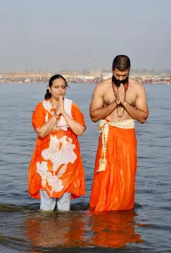 కుంభమేళలో విజయ్ దేవకొండ పుణ్య స్నానాలు.. ఫొటోలు చూశారా?