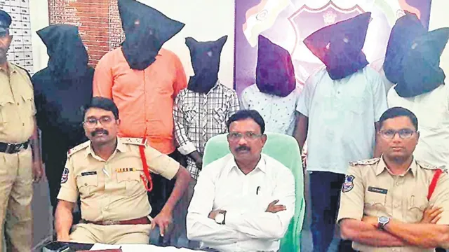 Fake reporters: జర్నలిస్టుల పరువు తీశారు  కదరా.. రిపోర్టర్లమంటూ దందాలు.. ఏడుగురిపై కేసు బుక్