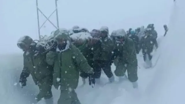 Uttarakhand: ఇప్పటివరకు 33 మందిని కాపాడారు..మరో 22 మంది ఇంకా మంచులోనే..