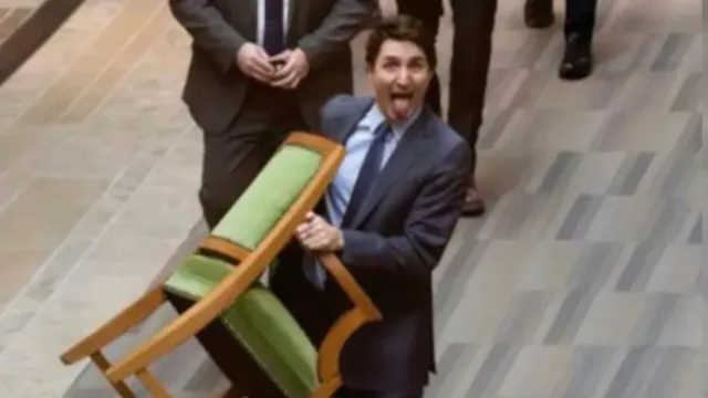 Trudeau:కుర్చీ చేత పట్టుకుని..నాలుక బయటపెట్టి..ట్రూడో ఫొటో వైరల్‌!