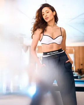 వన్ పీస్ లో రెచ్చిపోయిన ప్రగ్య