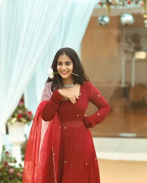 పువ్వుతో సునైనా ఫోజులు.. భలే క్యూట్