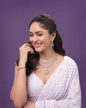 వైట్ డ్రెస్ లో మెరిసిపోతున్న మృణాల్.. ఫొటోలు చూశారా?