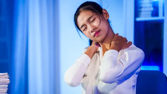 Neck Pain: మెడ నొప్పి వేధిస్తోందా..ఇలా చేస్తే వెంటనే ఉపశమనం