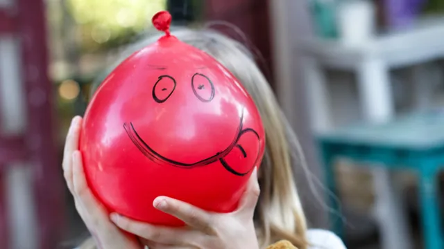 Balloon Burst: బెలూన్‌ పేలి.. చిన్నారి మృతి