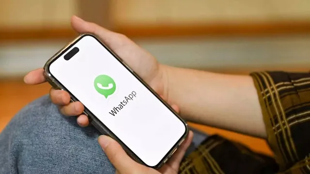WhatsApp: యూజర్లకు చుక్కలు చూపిస్తున్న వాట్సాప్.. వెబ్ సేవలకు అంతరాయం!