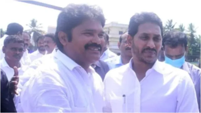 వైసీపీకి బిగ్ షాక్.. ఆన్‌లైన్ బెట్టింగ్ విషయంలో కీలక నేతపై కేసు