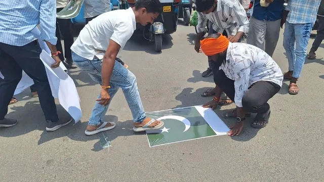 Bajrang Dal : పాక్ జెండాలతో నిరసన .. ఆరుగురు బజరంగ్⁬ దళ్ కార్యకర్తలు అరెస్ట్!