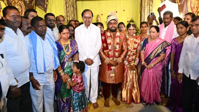 KCR: బీఆర్ఎస్ కార్యకర్త ఇంట్లో శుభకార్యానికి హాజరైన కేసీఆర్ దంపతులు-VIDEO