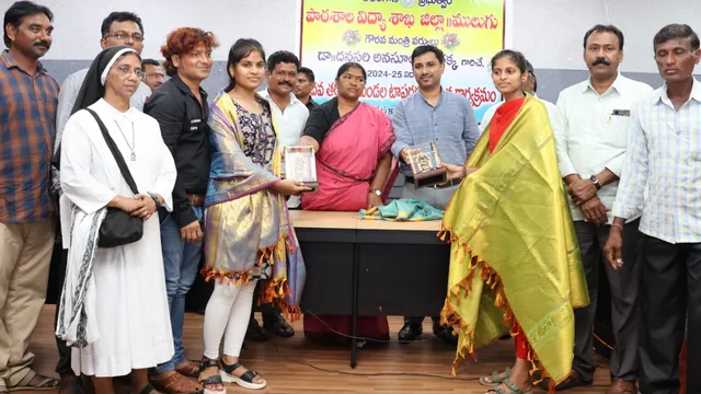టెన్త్ విద్యార్థులకు మంత్రి సీతక్క సన్మానం-PHOTOS