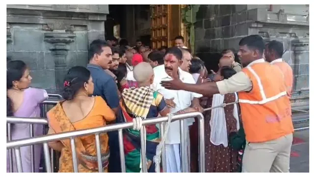 Tirumala : తిరుమల క్యూ లైన్లో పొట్టు పొట్టు కొట్టుకున్న భక్తులు