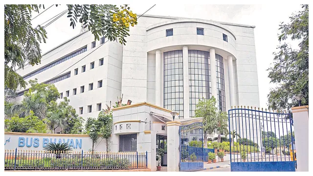 TGSRTC : బస్సు భవన్‌‌ వద్ద ఉద్రిక్తత...ఒక్కసారిగా వందలాది మంది కార్మికులు..