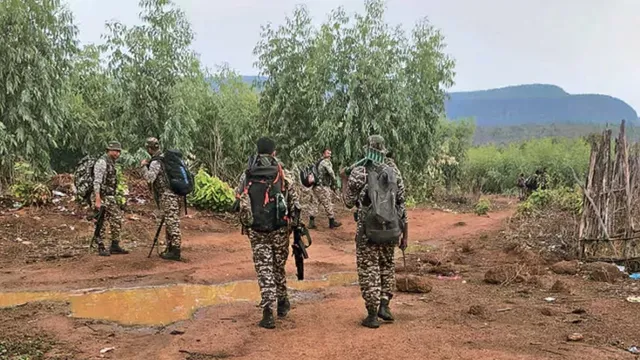 Landmine: పేలిన మందుపాతర..  ముగ్గురు పోలీసులు మృతి!