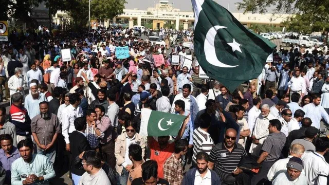 Pakistan: 'మా రాజకీయ నేతల ఇళ్లపై దాడులు చేయండి'.. పాక్‌లో ప్రజల తిరుగుబాటు