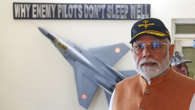PM Modi: ఒక్క ఫొటోతో పాకిస్థాన్‌కు గట్టి వార్నింగ్ ఇచ్చిన మోదీ..