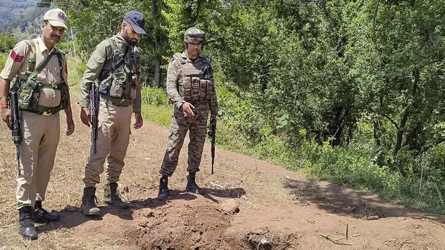 Jammu and Kashmir Encounter:  జమ్మూకశ్మీర్‌లో ఎన్‌కౌంటర్‌.. ముగ్గురు లష్కరే ఉగ్రవాదులు హతం..!