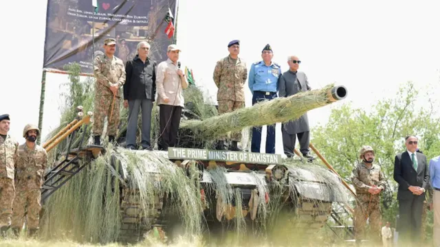 Pakistan PM Shabaz Sharif: ఇది కూడా కాపీయేనా.. మోదీని ఫాలో అయిన పాక్ ప్రధాని... ఆర్మీ దగ్గర డ్రామా