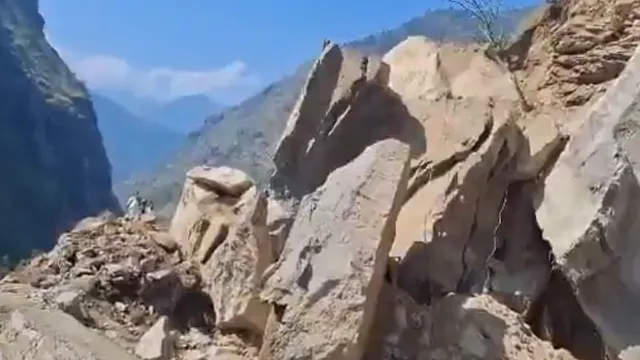 Landslide on Adi Kailash Yatra: ఆది కైలాష్ మార్గంలో విరిగిపడిన కొండచరియలు.. ప్రమాదంలో వందాలాది మంది భక్తులు!