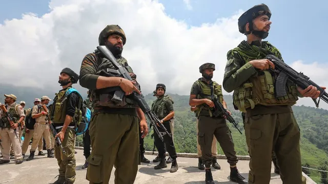Jammu Kashmir: సైనిక దుస్తుల్లో ఉగ్రవాదులు.. భయాందోళనలో ప్రజలు