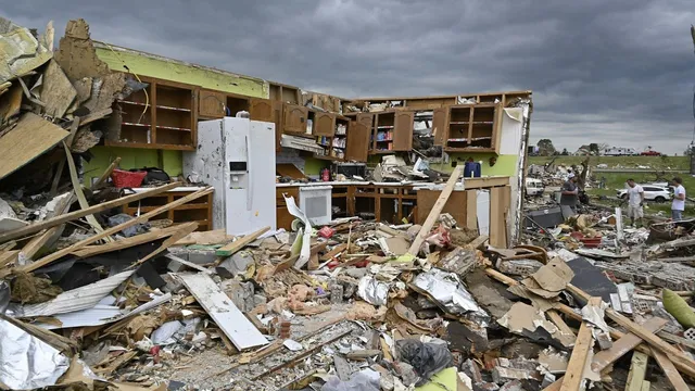 Tornadoes: అమెరికాను వణికిస్తున్న టోర్నడోలు.. 24 మంది మృతి
